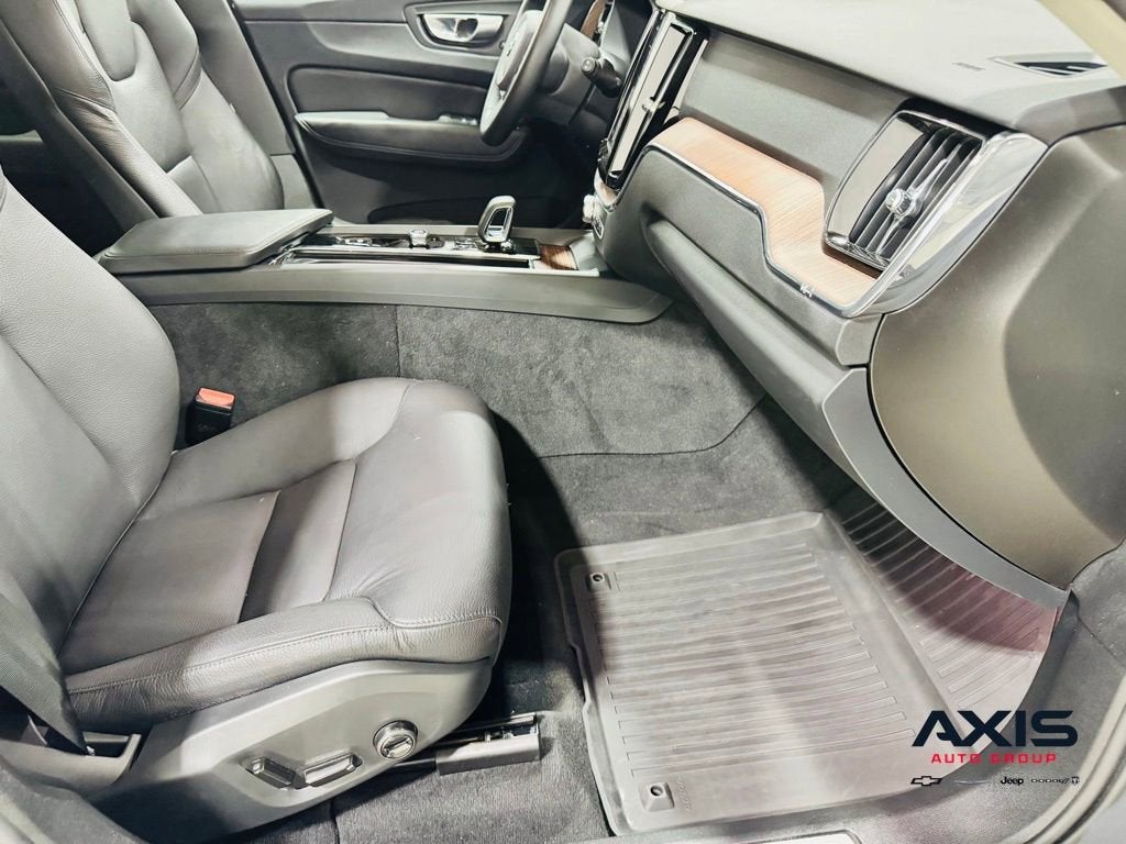2024 Volvo XC60 Plus Dark Theme