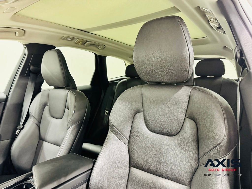2024 Volvo XC60 Plus Dark Theme