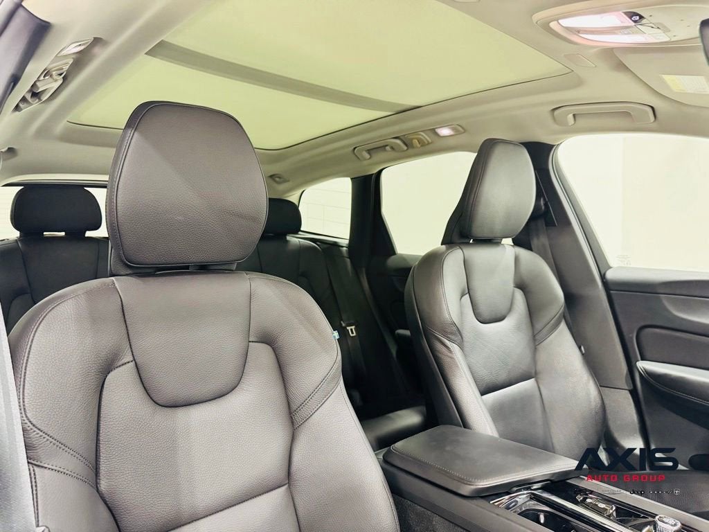 2024 Volvo XC60 Plus Dark Theme