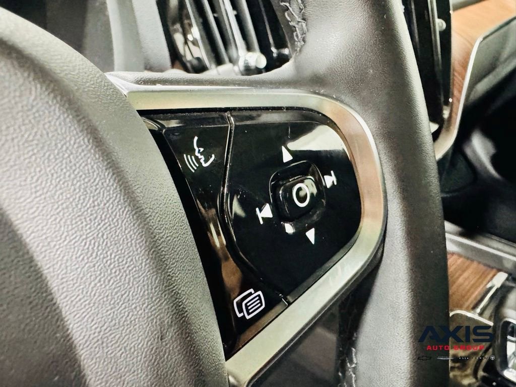 2024 Volvo XC60 Plus Dark Theme