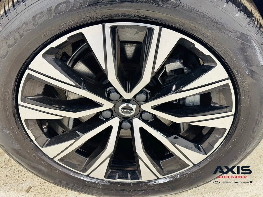 2024 Volvo XC60 Plus Dark Theme